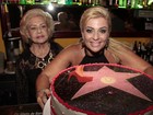 Vídeo: Depois de 'beijar' cobra, Cida ganha bolo explosivo em festa 