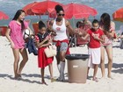 Adriana Bombom curte praia com as filhas no Rio 