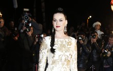 Katy Perry arrasa com pernas de fora em vestido curto e todo bordado