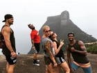 Giovanna Antonelli faz trilha com amigos na Pedra Bonita, no Rio