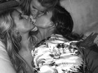 Jessica Simpson dá beijo triplo em amigas