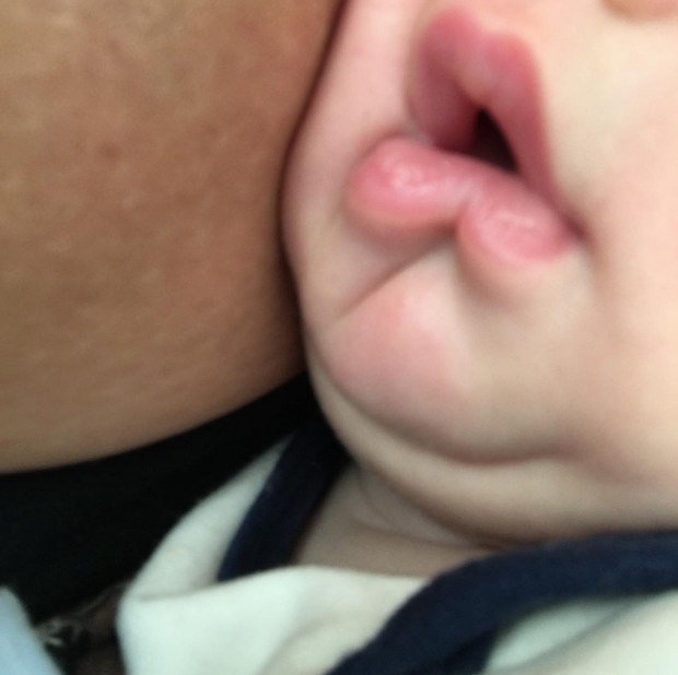 Adriana Sant&#39;Anna beija o filho, Rodrigo (Foto: Reprodução/Instagram)