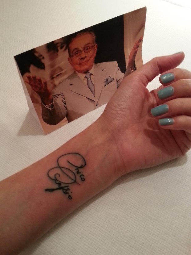 Malga Di Paula tatua assinatura de Chico Anysio (Foto: Facebook / Reprodução)