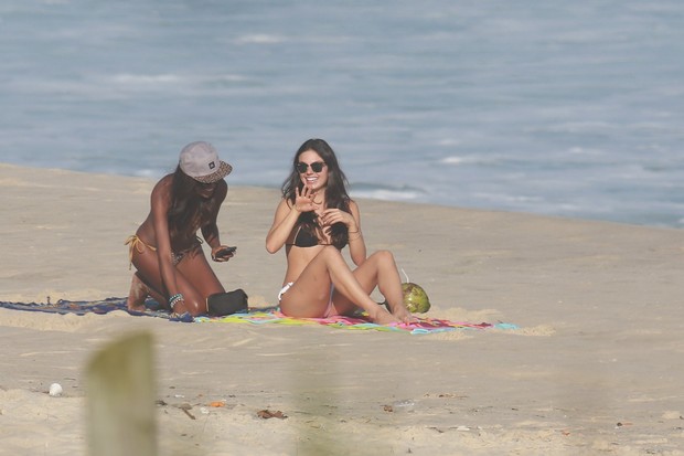 Isis Valverde com amiga na praia (Foto: Wallace Barbosa / AgNews)