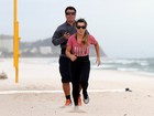 Fernanda Souza malha na praia e ajuda catadora de latinhas