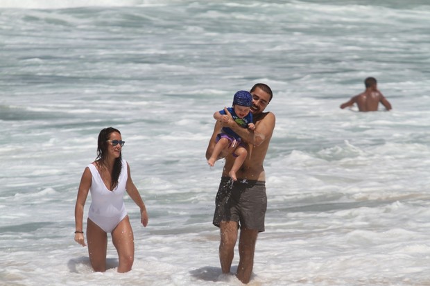 Ricardo Pereira com a mulher e a filha na praia do Leblon (Foto: Wallace Barbosa / AgNews)
