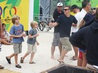 Luciano Huck leva os filhos para campeonato de surfe e é tietado