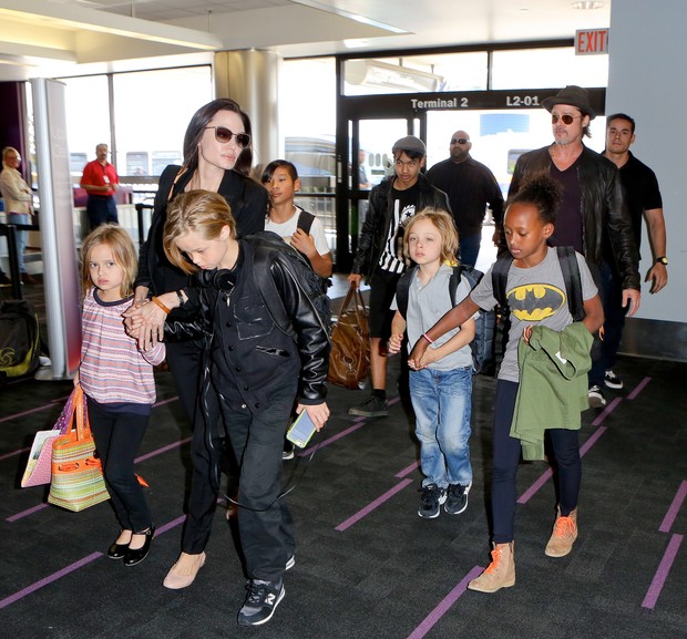 Angelina Joliee o marido, Brad Pitt, viajam com os filhos Pax, Maddox, Vivienne, Zahar, Knox e Shiloh  (Foto: X-17)