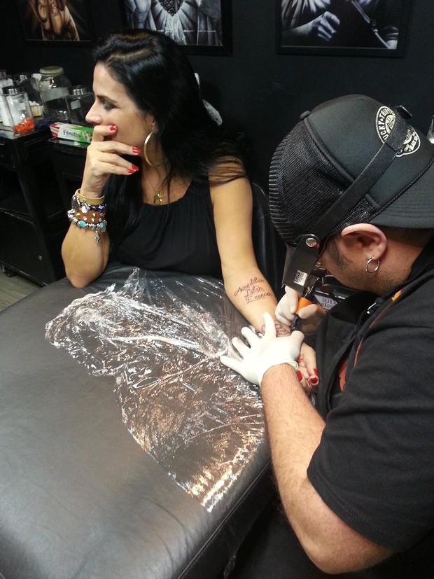 Solange Gomes cobre tatuagem (Foto: Divulgação)