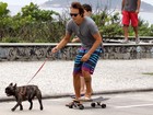 Paulinho Vilhena anda de skate e passeia com cão ao mesmo tempo 