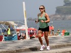 Ex-BBB Renatinha corre em orla carioca: 'Dia mundial da dieta'