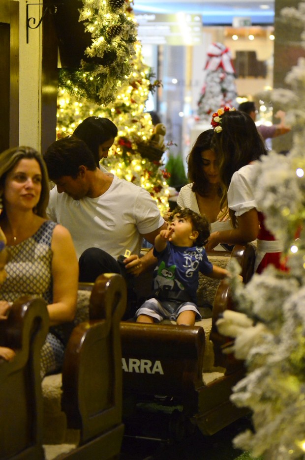Juliana Paes faz farra no shopping com os filhos (Foto: Henrique Oliveira / Agnews)