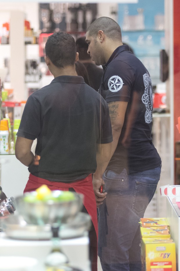 Adriano com namorada em shopping no RJ (Foto: Derick Abreu / Photo Rio News)