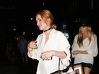 Lindsay Lohan sai para jantar vestindo apenas um blusão 
