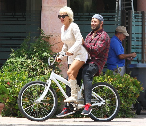 Pamela Anderson e o marido, Rick Salomon  (Foto: Agência/ Grosby Group)