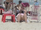 Mulher Melancia reforça o bronzeado do popozão em praia no Rio