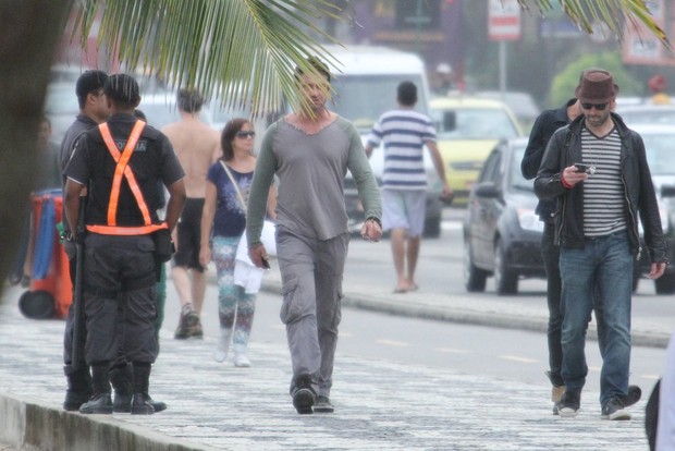 Gerard Butler caminha pela orla (Foto: Rodrigo dos Anjos/AgNews)