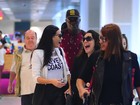 Sorridentes, Ana Carolina e Leticia Lima embarcam em aeroporto no Rio
