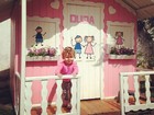 Debby Lagranha mostra casinha de boneca da filha: 'Minha boneca'