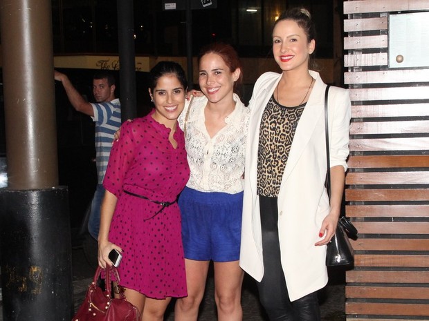 Camilla Camargo, Wanessa e Claudia Leitte em restaurante na Zona Sul do Rio (Foto: Rodrigo dos Anjos/ Ag. News)