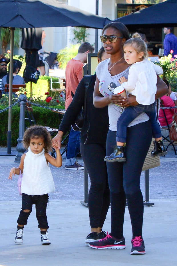 North West em passeio com a babá e a prima Penelope, filha de Kourtney Kardashian (Foto: AKM-GSI)