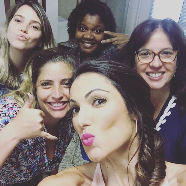 Patrícia Poeta com a equipe do figurino (Foto: Instagram/Reprodução)