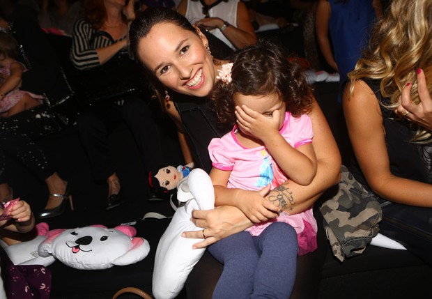 Mariana Belém com a filha no SPFW (Foto: Iwi Onodera / EGO)