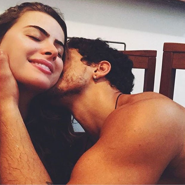 Rayanne Morais recebe o carinho de Douglas Sampaio (Foto: Instagram/ Reprodução)