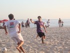 Felipe Dylon joga futebol de areia no Rio de Janeiro