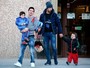 Messi e Suárez buscam os filhos na escola e curtem momento em família