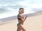 Bruna Linzmeyer exibe bumbum empinado em gravação em praia 