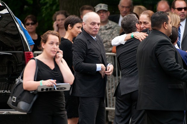 David Chase, criador da série &quot;Família Soprano&quot;, chega para o funeral de James Gandolfini (Foto: GETTY IMAGES NORTH AMERICA / AFP)