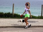 De shortinho, Ellen Jabour passeia com cachorro na praia