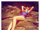 Francine Piaia posa sexy com maiô de super-herói