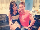 Anitta posta foto sentada no colo de David Brazil: 'Te adoro demais'