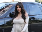 Grávida, Kim Kardashian usa vestido decotado e exibe seios volumosos