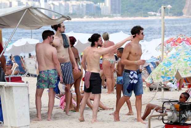 Kit Harington bebe caipirinha (Foto: André Freitas e Gabriel Reis / AgNews)