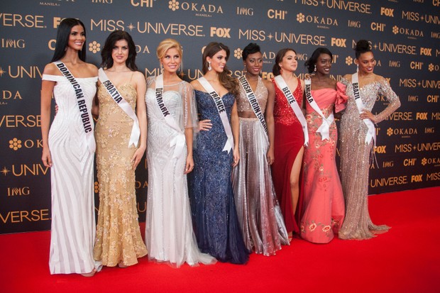 Candidatas ao Miss Universo posam em tapete vermelho em um dos eventos pré-coroação. Da esquerda para a direita, as candidatas da República Dominicana, Croácia, Dinamarca, França, Ilhas Virgens Britânicas, Belize, Angola e Brasil (Foto: Getty Images)