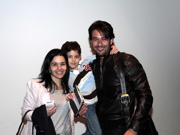 Sérgio Marone com o sobrinho Matheus e a irmã Roberta em peça em São Paulo (Foto: Paduardo/ Ag. News)