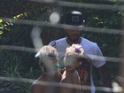 Alicia Keys aparece com filho e marido dentro de hotel, no Rio
