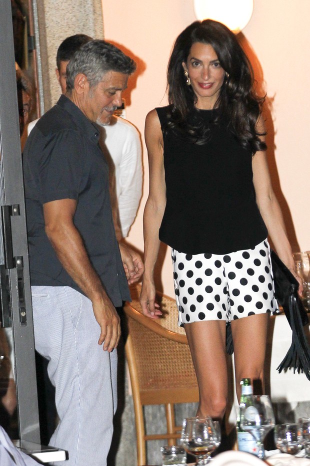 Amal Clooney e George Clooney em jantar na Itália (Foto: Grosby Group/ Agência)