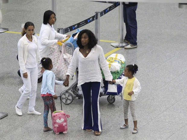 Glória Maria e as filhas em aeroporto no Rio (Foto: Delson Silva e Dilson Silva/ Ag. News)