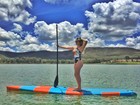 Renata D'Ávila posa de maiô e mostra curvas em dia de stand up paddle