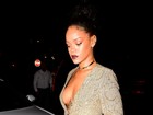 À la Beyoncé, Rihanna ousa no decote