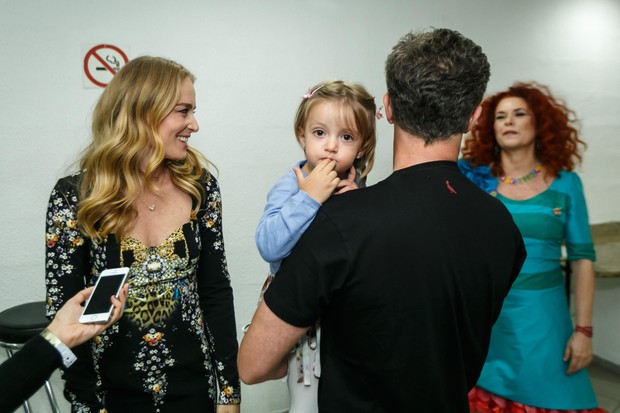 Angelica e Luciano com a filha (Foto: Marcos Samerson / Agência We love Photo)
