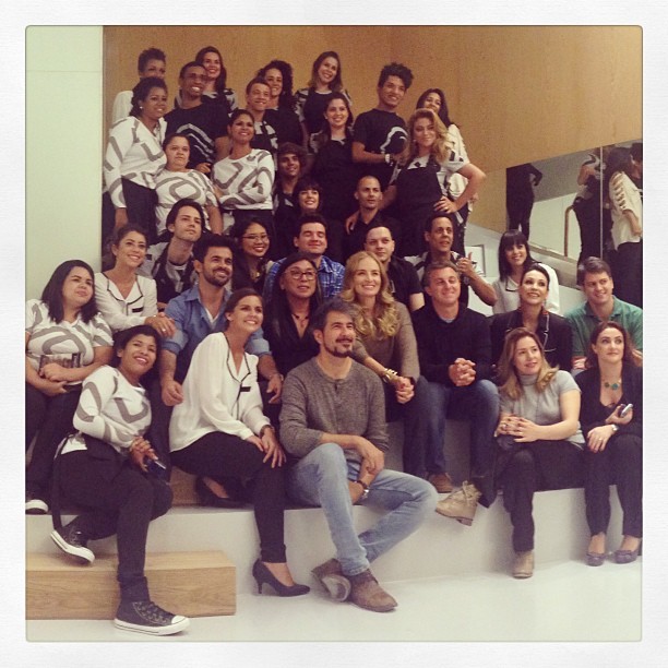 Angélica e Luciano Huck com Celso Kamura e sua equipe em salão no Rio (Foto: Instagram/ Reprodução)
