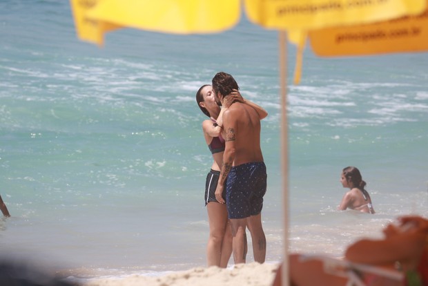 Juliana Didone e o namorado na praia (Foto: Dilson Silva / Agnews)