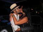 Solteira, Solange Gomes 'rouba' beijo de amigo em festa de aniversário