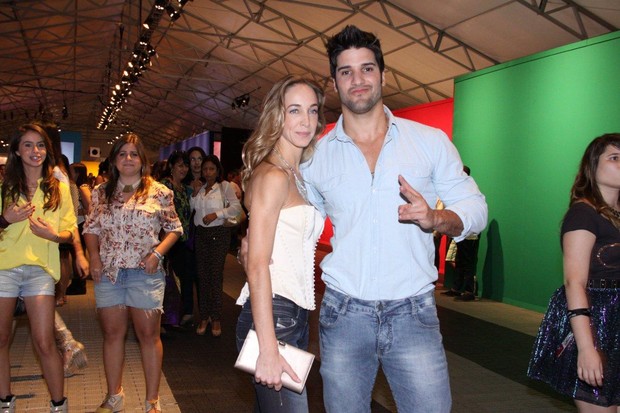 O ex-BBB Marcello e a namorada no Fashion Rio (Foto: Alex Palarea / AgNews)