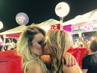 Natalia Casassola e Cacau Colucci se beijam em evento no Nordeste